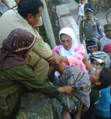 Seorang Nenek dan Anak-anak Nyaris Jadi Korban Berebut Zakat di Sumenep
